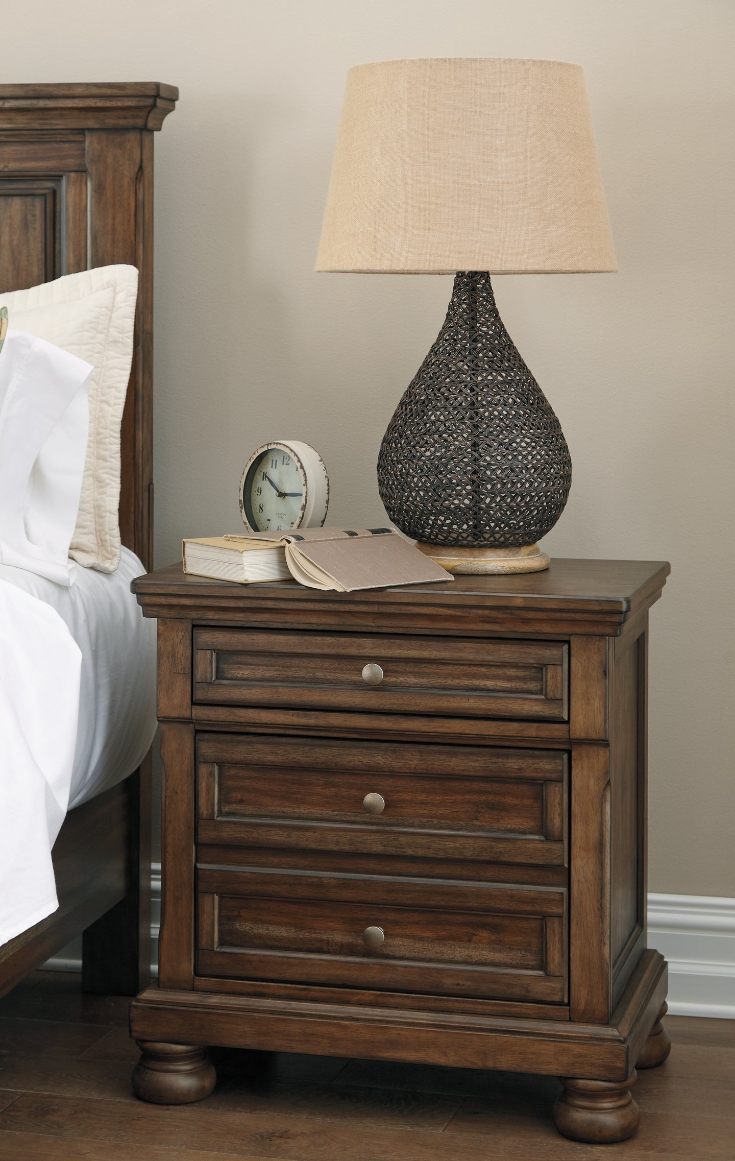 Flynnter Sleigh Bed With 2 Storage Drawers With Mirrored Dresser And 2 Nightstands